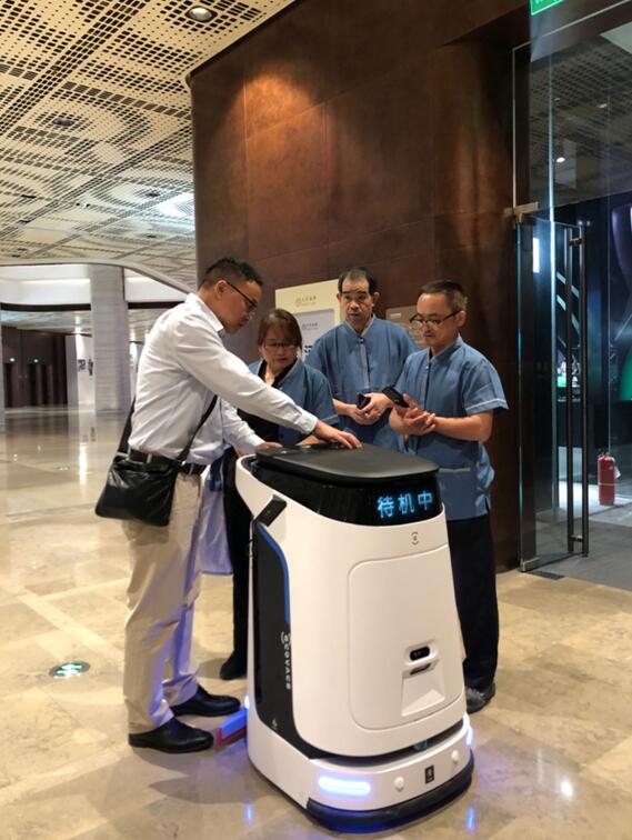 薛鼎谔工作人员耐心培训天安千树工作人员使用清洁机器人，这台M1清洁机器人在项目上每天要清洁1万平面的石材地面。