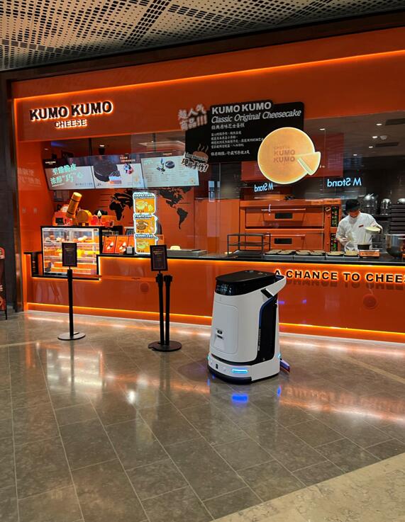 最时髦的扫地拖把来啦！今后排队买蛋糕的客人不会无聊了，清洁机器人融入到蛋糕店