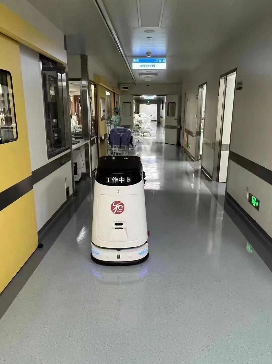 上海交通大学附属仁济医院，多台M1智能清洁机器人穿梭在门诊、ICU等环境里，配合医护人员给病患提供清洁健康环境