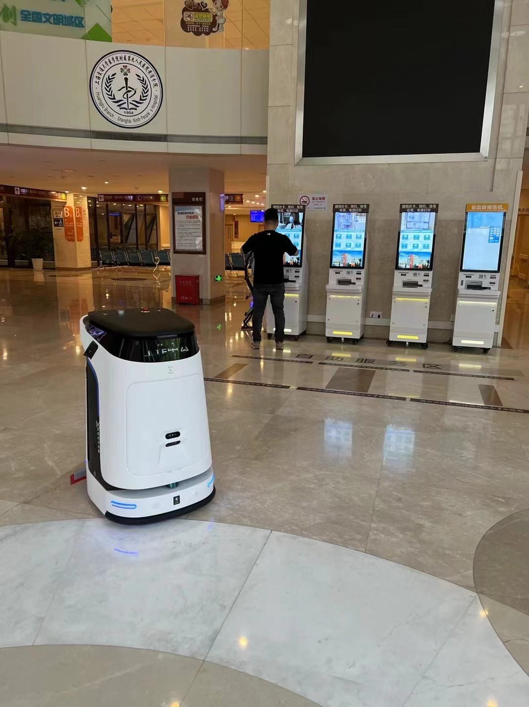 上海交大附属第九人民医院，抢先运用清洁机器人