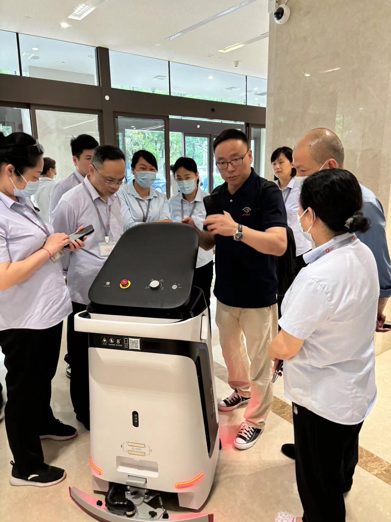 上海交通大学附属瑞金医院，智能化管理引进AI清洁机器人